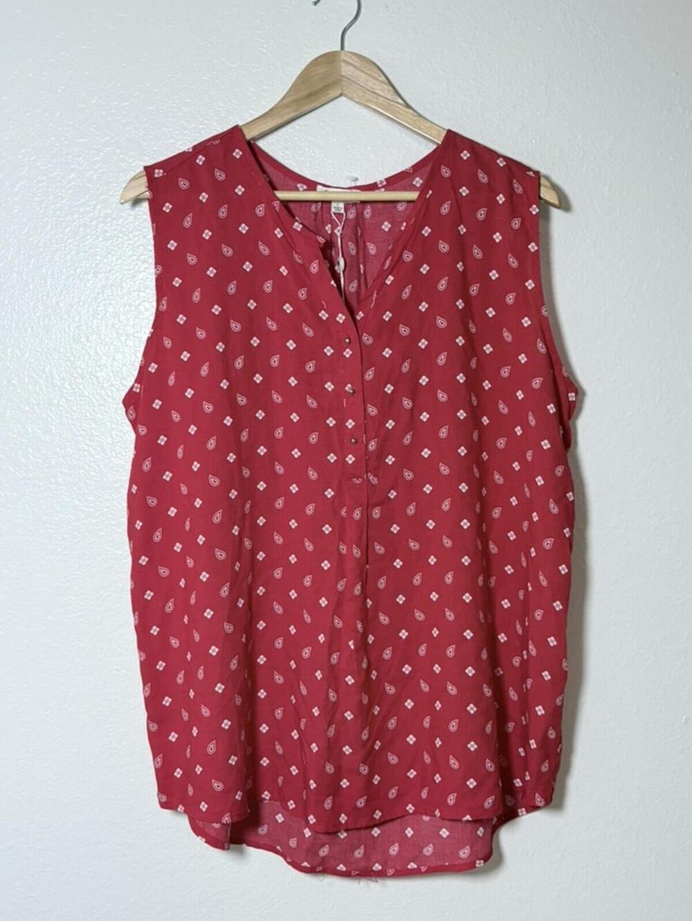 Brand Greens NWT Sleeveless Blouse Red Paisley Print Size L Button Front Hi Low